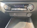 フルオートエアコン搭載。温度設定だけで、車内はいつも快適な空間を維持できます。