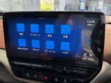 カープレイ対応のナビゲーションです。純正の地図は搭載されていない為、スマートフォンとの接続で地図が表示可能になります。