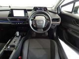 革巻きステアリングで快適な操作性の運転席です。