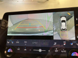 駐車時は、ガイドラインによりスムーズな駐車をサポートしてくれます。