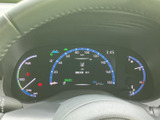 洗練されたデザインのメーターパネルが、運転に集中できる快適な空間を創出。重要な情報をひと目で確認でき、安心して運転できます。