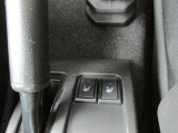 運転席、助手席には冬場に快適、シートヒーターが付いてます。