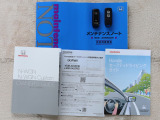 スマートキーは2個あります。ドアの開錠・施錠はもちろんですが、鍵を取り出さなくてもエンジンを始動出来ます。両手に荷物をお持ちの時でも、大変便利です。また保証書・取扱説明書もございます。