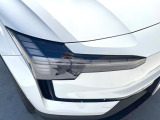 【LEDヘッドライト】明るく眩しいハイビームを先行車や対向車に照射しないオートハイビームを備えたLEDヘッドライト。北欧神話に登場するトールハンマーをモチーフにした、一目でボルボとわかるデザイン。