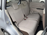 後席は左右に座面が分かれ、頭部を支えるヘッドレストも備わっています。明るい内装色で圧迫感を抑え、窓から外の様子も確認しやすい空間です。
