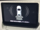 車両周囲を示す画面表示があり、周辺の安全確認を意識する際に役立ちます。停車中はテレビや映像を楽しめる画面としても活用でき、車内での待ち時間に便利です。