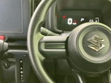 円形のステアリングを採用し、メーターを確認しながら運転しやすい位置に配置されています。運転席まわりの視界を確保しやすく、日常の移動にも扱いやすい構成です。