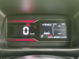 視認性の高いメーターパネルは、運転に必要な情報を的確に伝えます。デジタル表示で、スタイリッシュかつ分かりやすいデザインが魅力です。