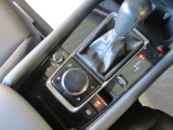 最近、採用車両が増えている電動パーキング。簡単操作で安心!アクセル離してもブレーキを保持する、オートホールド機能付き!