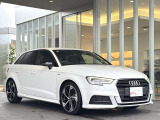 ・斜めからAudiを見るとプレス技術の高さを感じることができます。