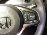 【クルーズコントロール】設定した速度を自動で維持し、ドライバーの運転負荷を軽減する支援機能です。長距離走行時の疲労を抑えるだけでなく、速度の安定による燃費向上も期待できます。