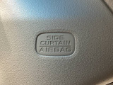 サイドカーテンエアバック☆横からの衝突にも安全性を兼ね備えた装備であり、側面衝突時に、運転席・助手席のサイドに配置されたエアバックが膨らみ保護してくれます。前と横から守られるので安心です☆