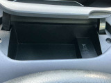 運転席前のアッパーボックスです。USBポートがあります。