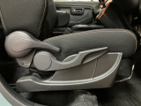 運転席に座面を上下できるシートリフターが装備しており、ドライバーさんの体型によって最適なシートポジションで運転していただけます。
