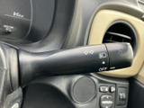 ステアリング脇に配置され、方向指示やライトの表示を見ながら扱えるレバーです。運転席から手を伸ばしやすい位置にあり、交差点での進路変更など日常の運転をサポートします。