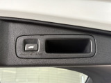 電動テールゲートの操作スイッチです。手荷物が多い時などに大変便利な機能です。