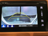 リバースギアに入れるだけで後方の表示へ切り替わります。夜間や雨の日の駐車も楽になりますよ。