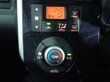 運転席からも手が届きやすく、操作しやすい空調コントロールパネル。オートエアコンなので操作の煩わしさが無くオールシーズン快適にドライブできます。快適空間で運転に集中できますね。