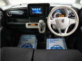 運転にかかわる様々な操作を安全に行えるように視点移動が少なく、操作性に配慮されたスイッチ類が凝縮されたコクピットです。
