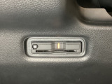 ハンドルの左下にETCがついています。高速道路の料金所の通過も楽々です!。カードの取り出しもしやすい場所についています。