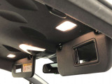 バイザーにはバニティミラー付き。車を降りる際には身だしなみをチェックを忘れずに♪
