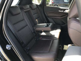 後席も使用感はさほど感じず、運転席・助手席同様に清潔感があります。後席シートもしっかりと作り込まれていますので、座り心地も悪くありません。是非、実車にてご確認下さい。