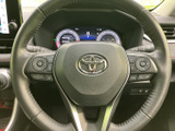手元に複数のスイッチがまとまり、運転姿勢を大きく変えずに操作しやすい設計です。メーターを見ながら必要な機能を扱いやすく、毎日の運転を便利にサポートしてくれます。握りやすさにも配慮された形状です。