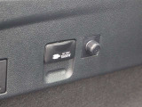 便利なアクセサリーコンセント(AC100V・1500W)が装備されています。ハイブリッドカー特有の大容量の電気エネルギーによりアウトドアシーンや停電などの非常時に便利な機能です。