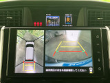 車両周辺を上から見た表示と後方の映像を確認でき、駐車時の周囲確認をサポートします。画面の目安線も参考にしながら、慎重な駐車に役立てられます。