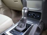 CVT(無段変速)のオートマチックです。フロアシフトがとても使い易いです。また高燃費に貢献するのもこのオートマチックです(*^_^*)