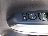 ドアミラーの鏡面の調節、格納は運転席からすべて操作できます!