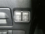 シートヒーターが運転席だけでなく助手席側にも付いています 運転者と別のスイッチなので、助手席側だけ温めることもできます 助手席の方にも優しく嬉しい装備です