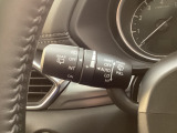 レバーをAUTOの位置にしているとき、レインセンサーが雨を感知すると、雨量に応じてワイパーが自動で作動してくれるオートワイパーを装備!設定変更で非作動にすると、間欠作動に固定されます。
