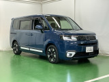 狭い駐車場でも、スライドドアならチャイルドシートへのお子さまの乗降や荷物の積載もスムーズ。とても便利な【両側電動スライドドア】ドアハンドを少し引くだけでリアドアが自動開閉します。