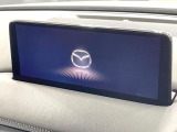 【10.25インチマツダコネクト】車内の雰囲気にマッチした大型ディスプレイ。スマホ接続でのナビ使用やBluetooth再生等、様々な機能が楽しめます。直感的なダイヤル操作が可能で、使い勝手も良好です。