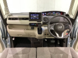 車内は光触媒抗菌消臭施工済です。インパネ周りはスタイリッシュなデザインで機能や装備も充実しています。グローブボックスやカップホルダーのほかにトレーなどたくさんの収納スペースが付いています。