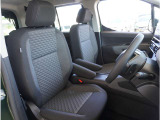 【運転席】目立ったシミや汚れ等もございません。快適なドライブをお楽しみください。