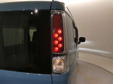 LEDテールライトです。省電力、高輝度のLEDは明るく照らすので夜間運転時の視認性を高めます。スタイリッシュな見た目で細かいところもこだわりたいあなたに!