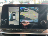 【アラウンドビューモニター】周囲を見渡せる映像で、スムースな駐車をサポートします