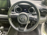 ステアリング左右に複数のスイッチを備え、運転席から手元で各種操作を行える構成です。メーターや前方に視線を向けたまま使いやすく、日常の運転をサポートします。