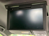 【フリップダウンモニター】大画面モニターで後席でもエンタメをお楽しみいただけます。小さなお子様にも大人気の装備です♪