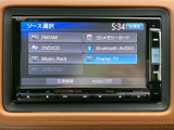 ラジオや音楽ソースを画面上で選べるため、聴きたい音源への切り替えもスムーズ。項目が見やすく、日々の移動中に音楽を楽しみたい方にも便利な装備です。