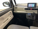 運転席周りのレイアウトをご覧ください。ナビゲーションが綺麗に装着されすっきり収まってますね!
