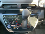 「オートエアコン」付き一年中快適な室内を提供!車内温度を設定すると、風量を自動で調節してくれます。さらに前席シートヒーターつき(^^)/