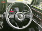 握りやすいステアリングは、運転操作をスムーズに。オーディオやハンズフリー通話のスイッチも配置されており、快適な運転をサポートします。
