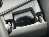 運転席側ドリンクホルダーです。高めの位置にご用意しておりますので目線を下げることなくご利用頂けます!!