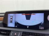 パノラミックビューモニターを装備。駐車場や交差点でクルマを真上から見るように周囲を確認できます。機能の詳細は販売店スタッフまでおたずねください。