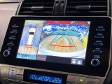 【マルチテレインモニター】車のフロントやサイドのカメラ画像を同時にモニター表示することで、悪路や狭い道を走行時でも周囲の状況確認ができ安心!本格SUVにうれしい装備です♪