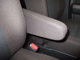 運転席にはアームレストがあります!