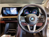 【ハンドル】ドライバーとBMW車の一体感がダイレクトに伝わるステアリングホイール。形状・太さへの拘りに加えて、操作性を高める為にスイッチ類も配置。クイックかつ安定のドライビングを体感下さい!